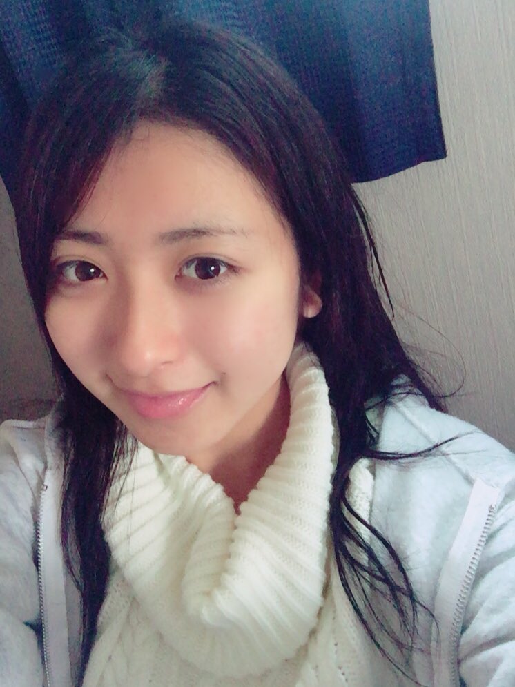Girls_achan's tweet photo. お正月って何すれば良いんだろう😕?

官兵衛Girlsに入ってイベントかレッスンかであんま家に居ないから何もなくて家に居るってなったら寝る事しか思い付かない...💭
眠たくなってきた😪

あっ、宿題(O_O) https://t.co/KnLrnfVm4b
