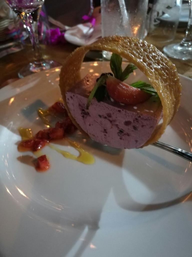 americanguiano's tweet photo. #SeTerminaEl2016y este fue el ultimo postre del año, #Feliz2017 a todos desde @CPAcapulco #Acapulco @ZavalaElvia https://t.co/MdaKeLPEcf