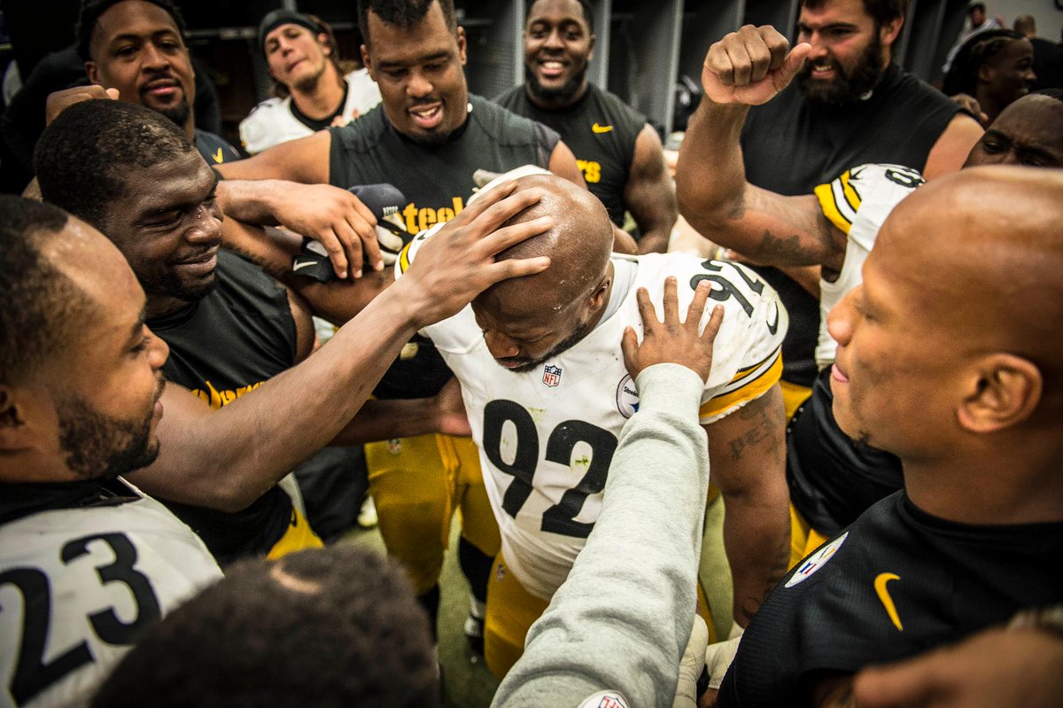 SteelTownUsa's tweet photo. RT "2️⃣ Love for a legend. #TopPicsOf2016 https://t.co/cuYEFPmVSo" #Steeltownusa https://t.co/WLVJJsfzSu