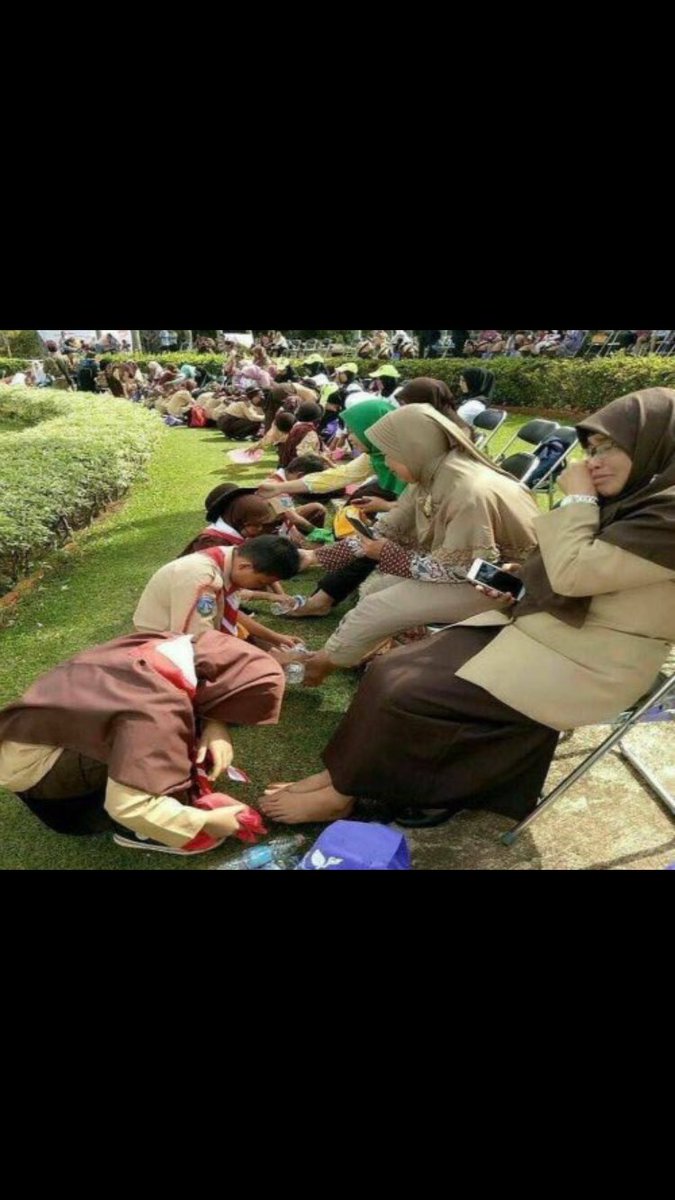 aboshaikha1's tweet image. غسل أقدام الأمهات".. جانب من التطبيق العملي لدرس "بر الوالدين" في إحدى مدارس إندونيسيا