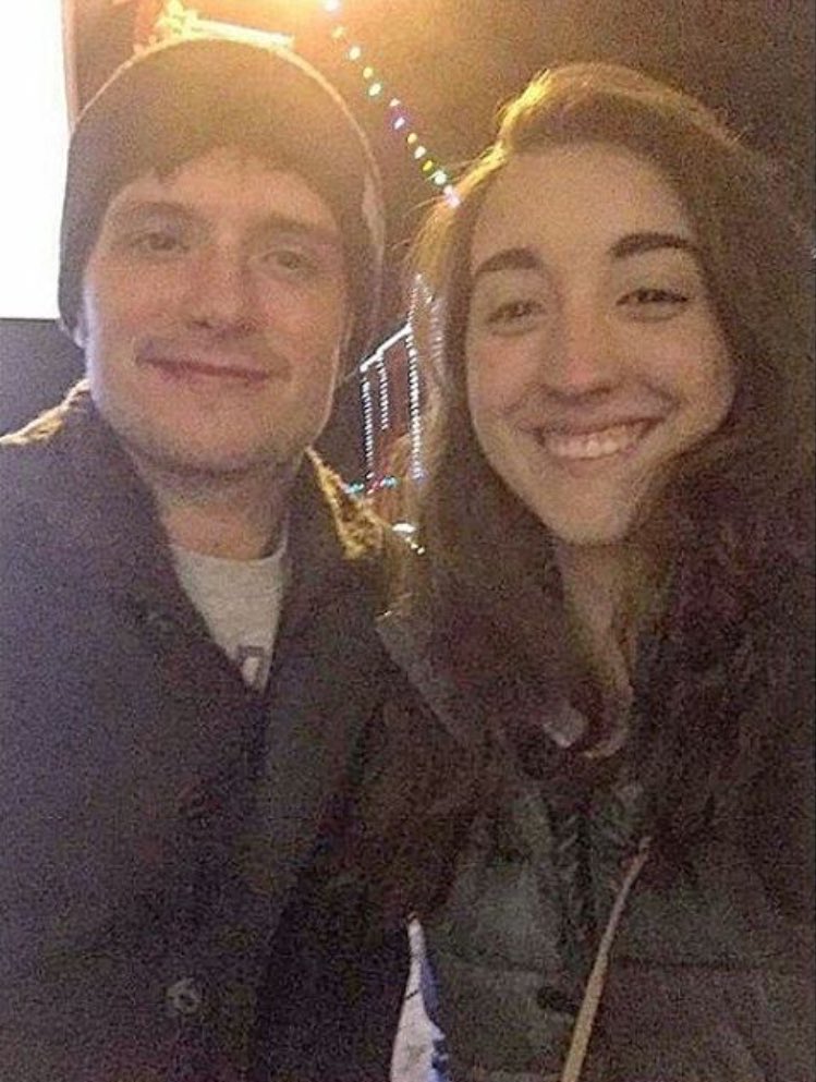 DailyJoshNews's tweet photo. #NEW Josh with fans in Park City, Utah (December 30, 2016) https://t.co/HozSM9oQEE