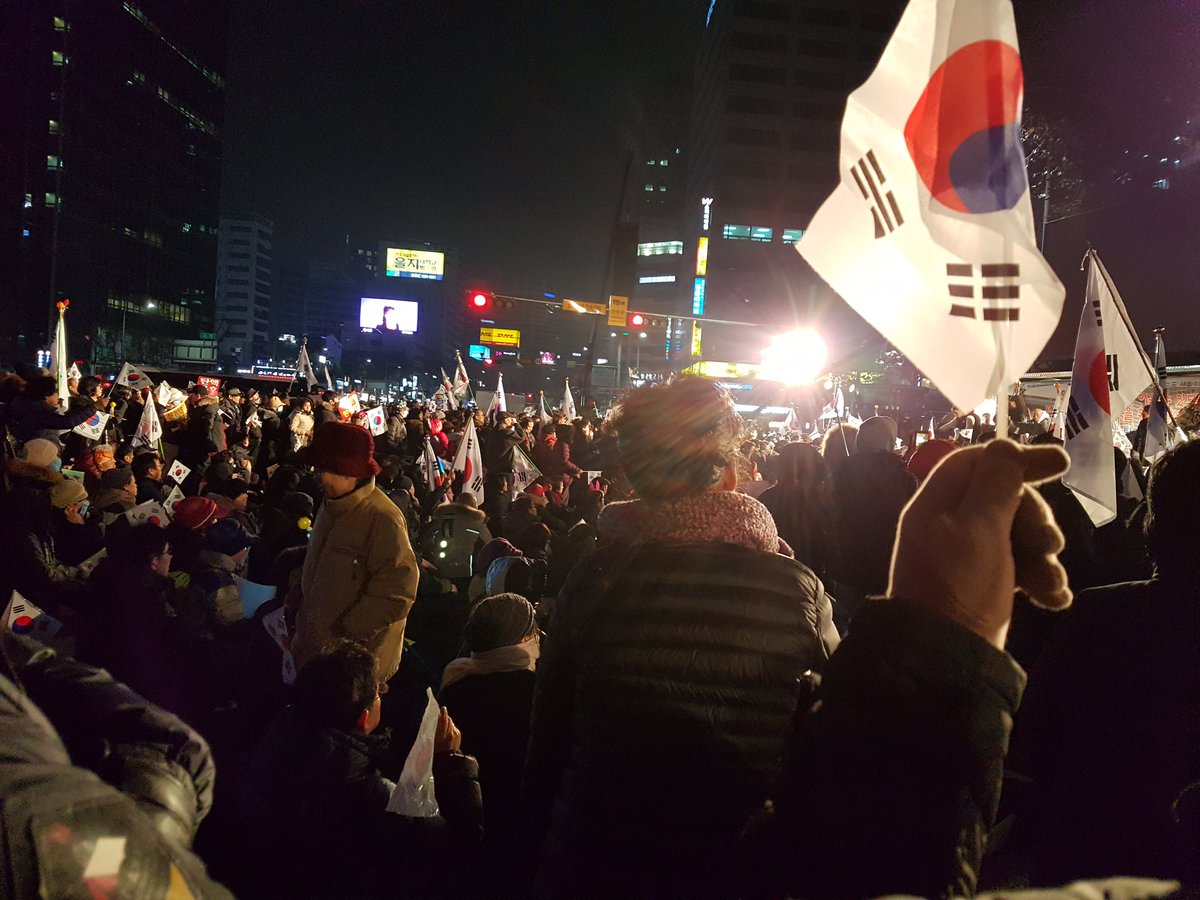 밤 11시 태극기 집회 현장~

태극기 휘날리며 ~
많은 애국시민들이 모였습니다. 

탄핵무효!!손석희 구속!!