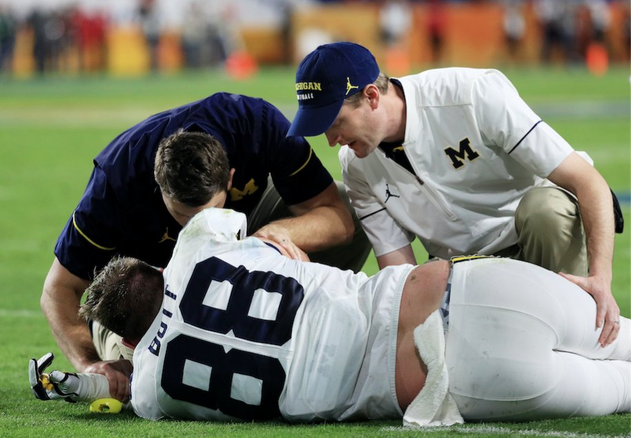 BleacherReport's tweet photo. Michigan TE and NFL prospect Jake Butt reportedly suffered torn ACL in #OrangeBowl
https://t.co/Hb0WpSkUs1 https://t.co/Hm3NXpQvsI