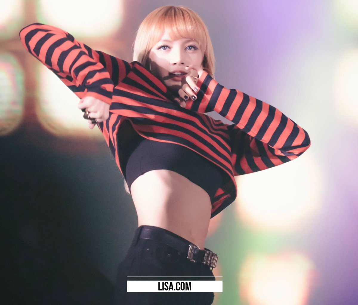 BLACKPINK Lisa reveals her toned abs at latest performance http://aegyo.me/...