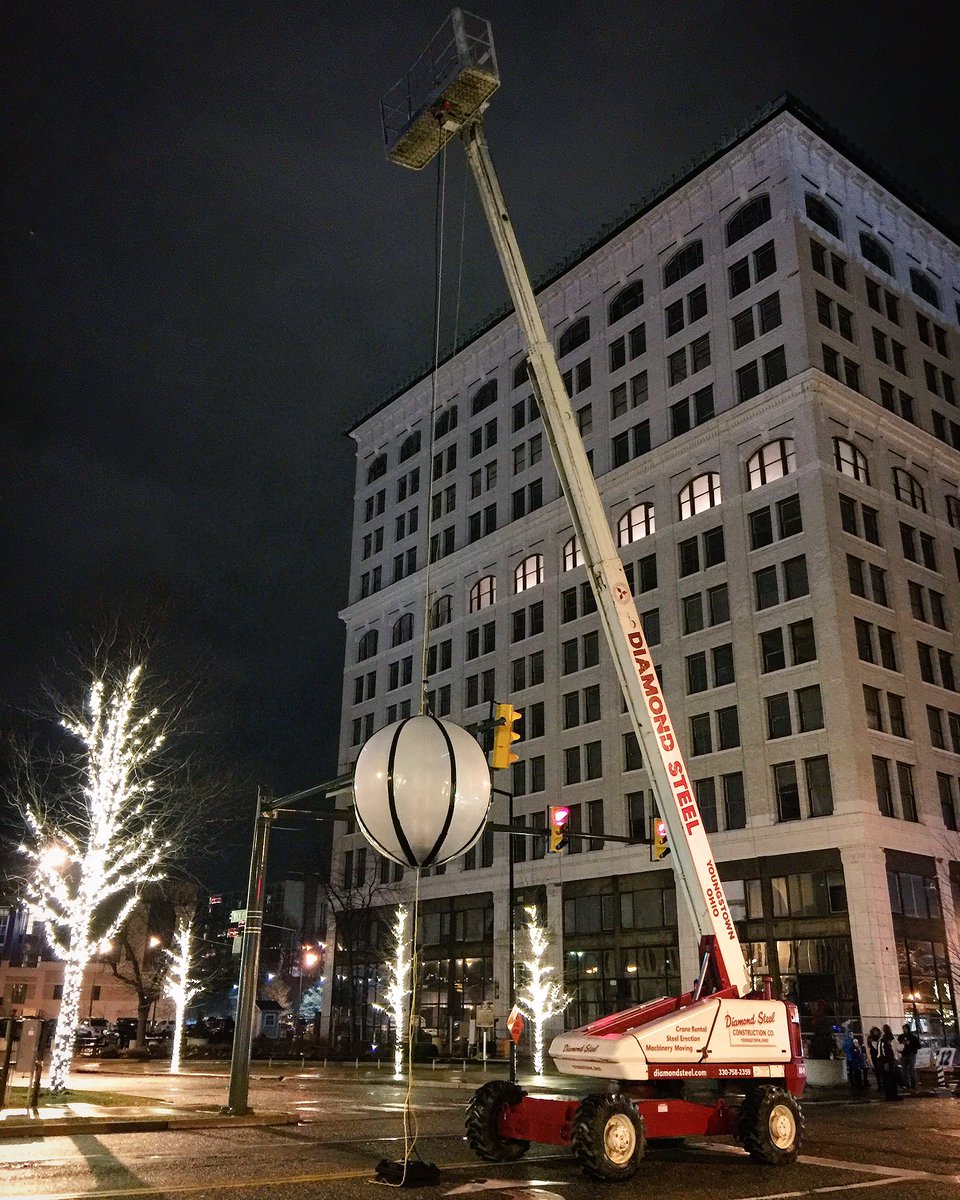 martinoracing's tweet photo. #BehindTheScenes look at #Youngstown's #FederalPlazaBall for this year's #FirstNightYoungstown • #Youngstown #NewYearsEve #NYE #NYE2017 https://t.co/04HC8cs8Sw