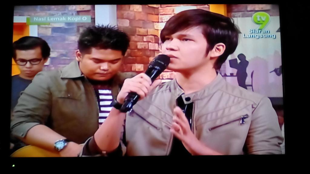 nurkhalidahmn's tweet photo. @amir_syzwn perform kat Nasi Lemak Kopi O.. Vocal terbaik 👍👏😊 #amiraf2016 #amirsyazwan #teamamirsm https://t.co/WiPfYUq9ai