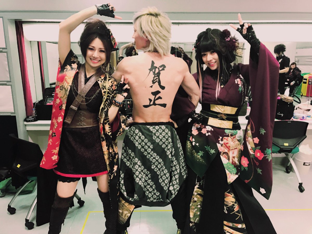 鈴華ゆう子yuko Suzuhana Ar Twitter 私の衣装 コルセットは 横隔膜を締め付けて歌えなくなるので 歌う時と そうじゃない時と2種類あります