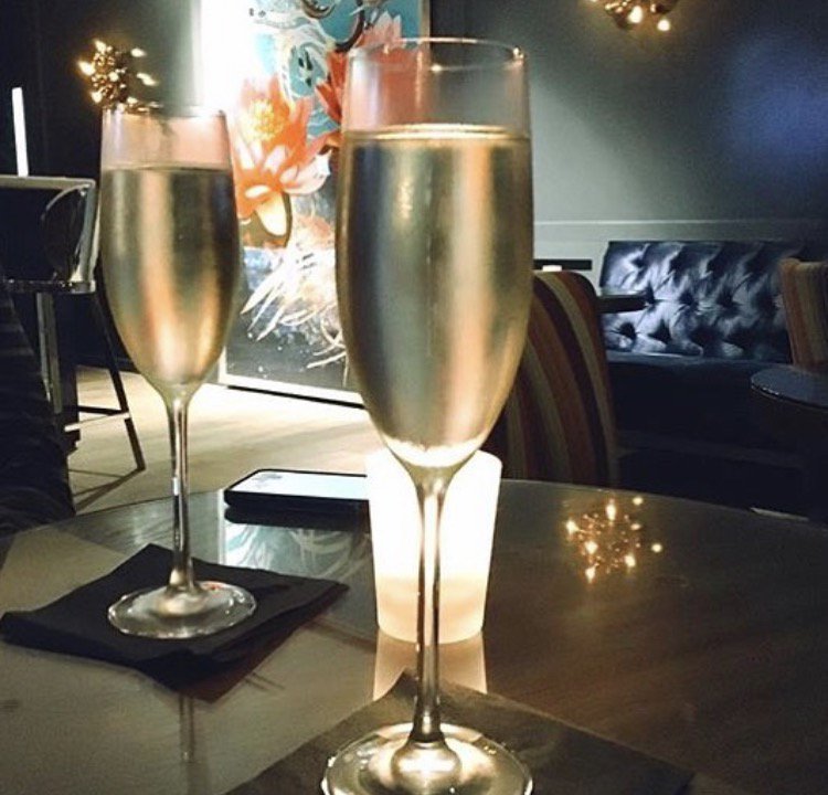 LuxeRodeoHotel's tweet photo. We wish everyone a happy New Year! Cheers from #RodeoDrive!
https://t.co/OuU7It7NMC
#luxeclub #lehotels https://t.co/SwLVEIiTYG