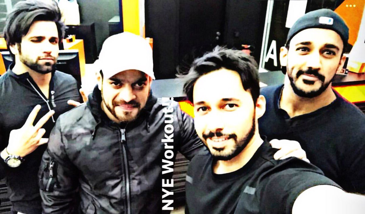 swetha_crazy's tweet photo. These boys never miss a chance to work out 🏋 @TheKaranPatel @rizwanbachav @rithvik_RD @rohitredz  #nye2016 https://t.co/fxVcrcmLed