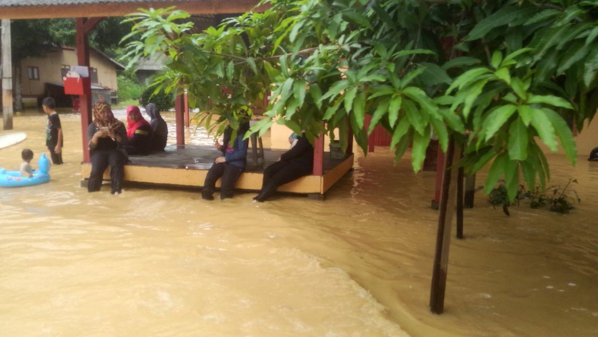 kelate_81's tweet photo. Kelantan mula dilanda banjir.
Kenaikan air secara mendadak menyebabkan beberapa sekolah terpaksa menangguhkan sesi persekolahan tahun 2017 https://t.co/01GrlL5XjO