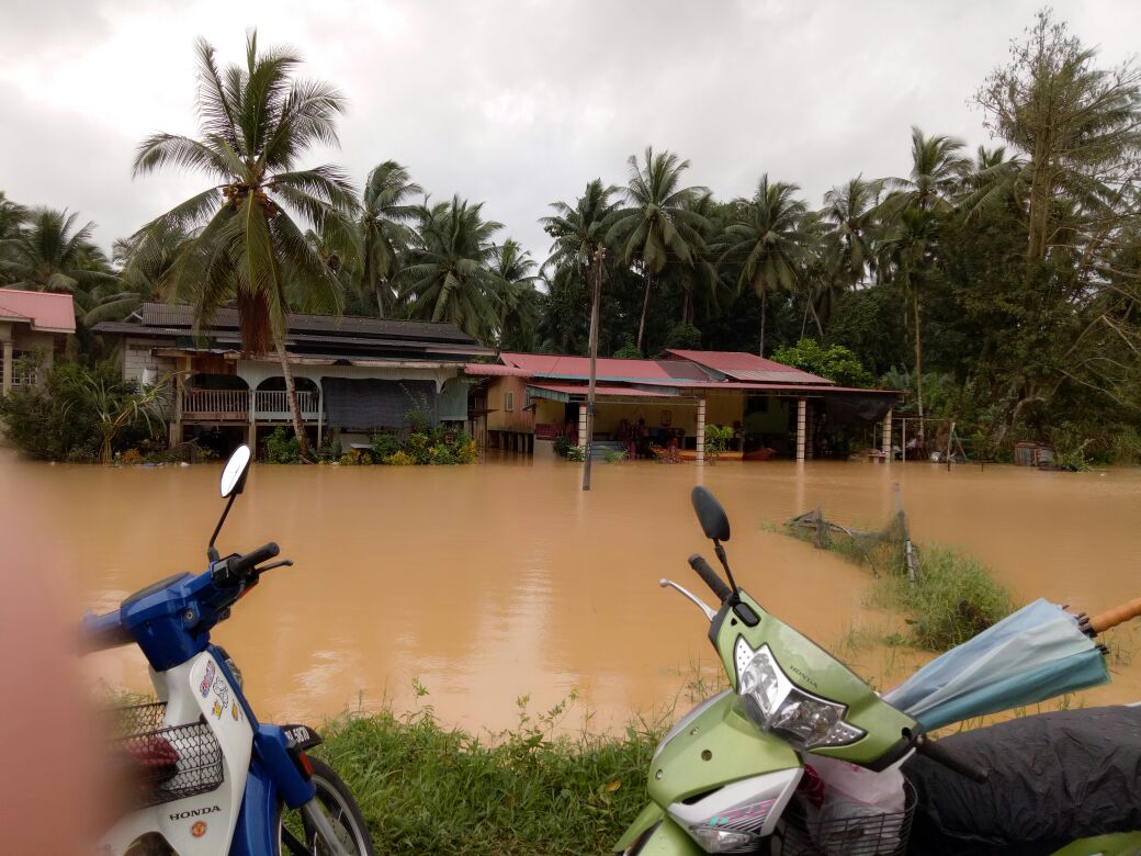 kelate_81's tweet photo. Kelantan mula dilanda banjir.
Kenaikan air secara mendadak menyebabkan beberapa sekolah terpaksa menangguhkan sesi persekolahan tahun 2017 https://t.co/01GrlL5XjO