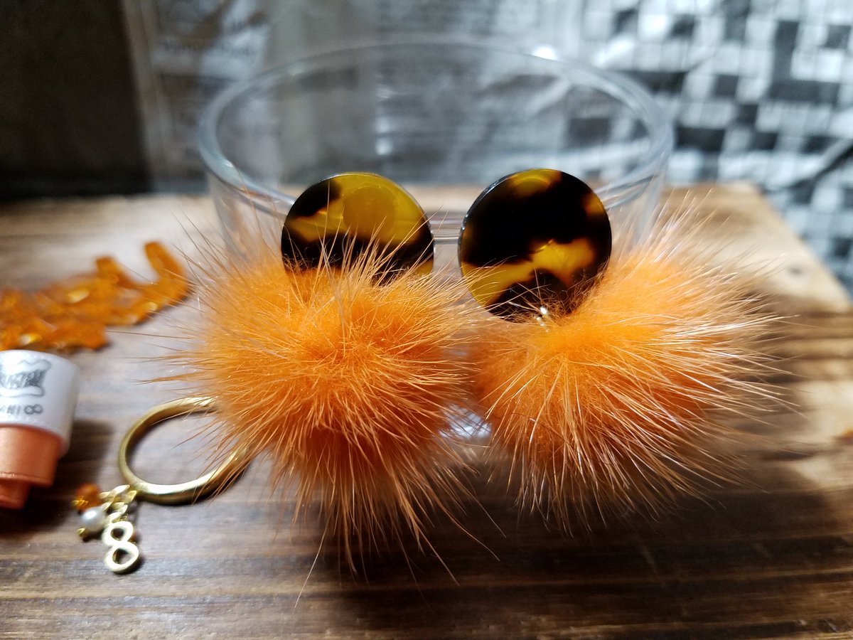 HandmadeEight's tweet photo. 福袋⑅ *✲ﾟ*｡

キーリング
ファーピアス
指輪
パールのブレスレット

⚠︎見本はオレンジですが７色あります。
⚠︎数に限りがあります。

こんな感じの福袋はいかがですか？？ https://t.co/6knI4EEMvK