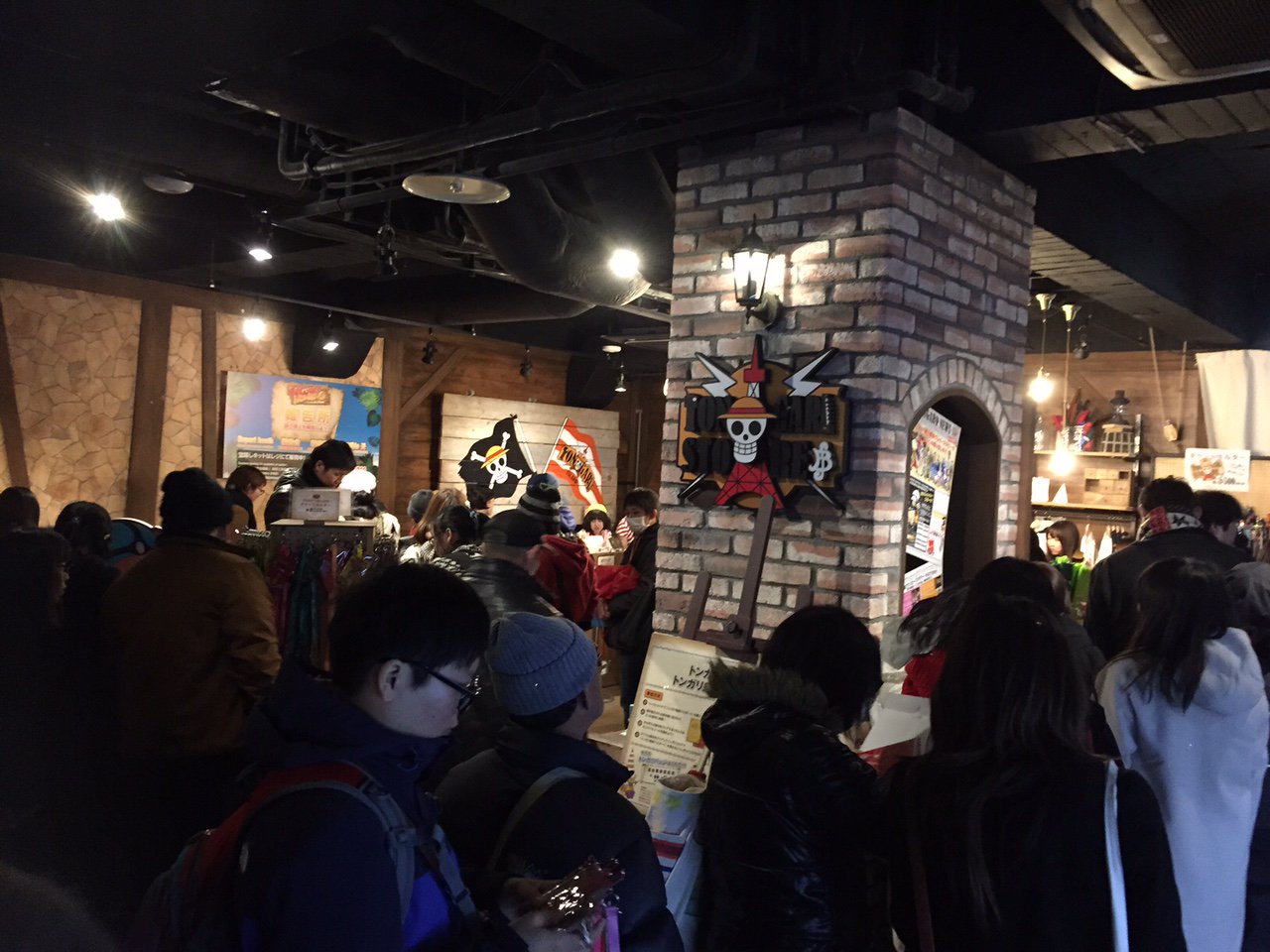 東京ワンピースタワー 公式 11 50現在 ショップ情報 ただいま トンガリストア および 麦わらストア 東京ワンピースタワー 店が大変混雑しております 大変恐れ入りますがお会計までお時間を頂戴しておりますのでご了承くださいます様お願い致します
