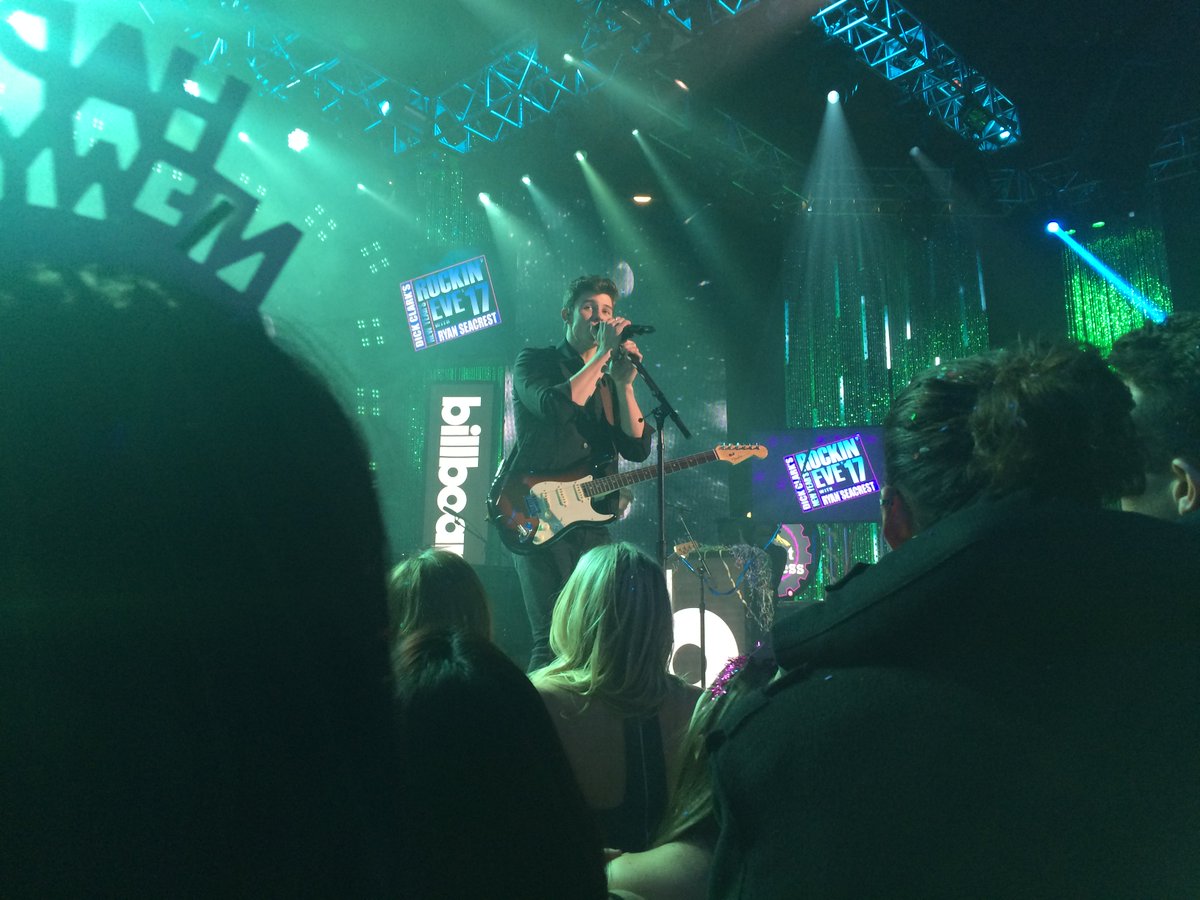 RockinEve's tweet photo. Wishing we could stop time on this #RockinEve performance, @ShawnMendes! #RockinShawn https://t.co/rryYQiWq4Z