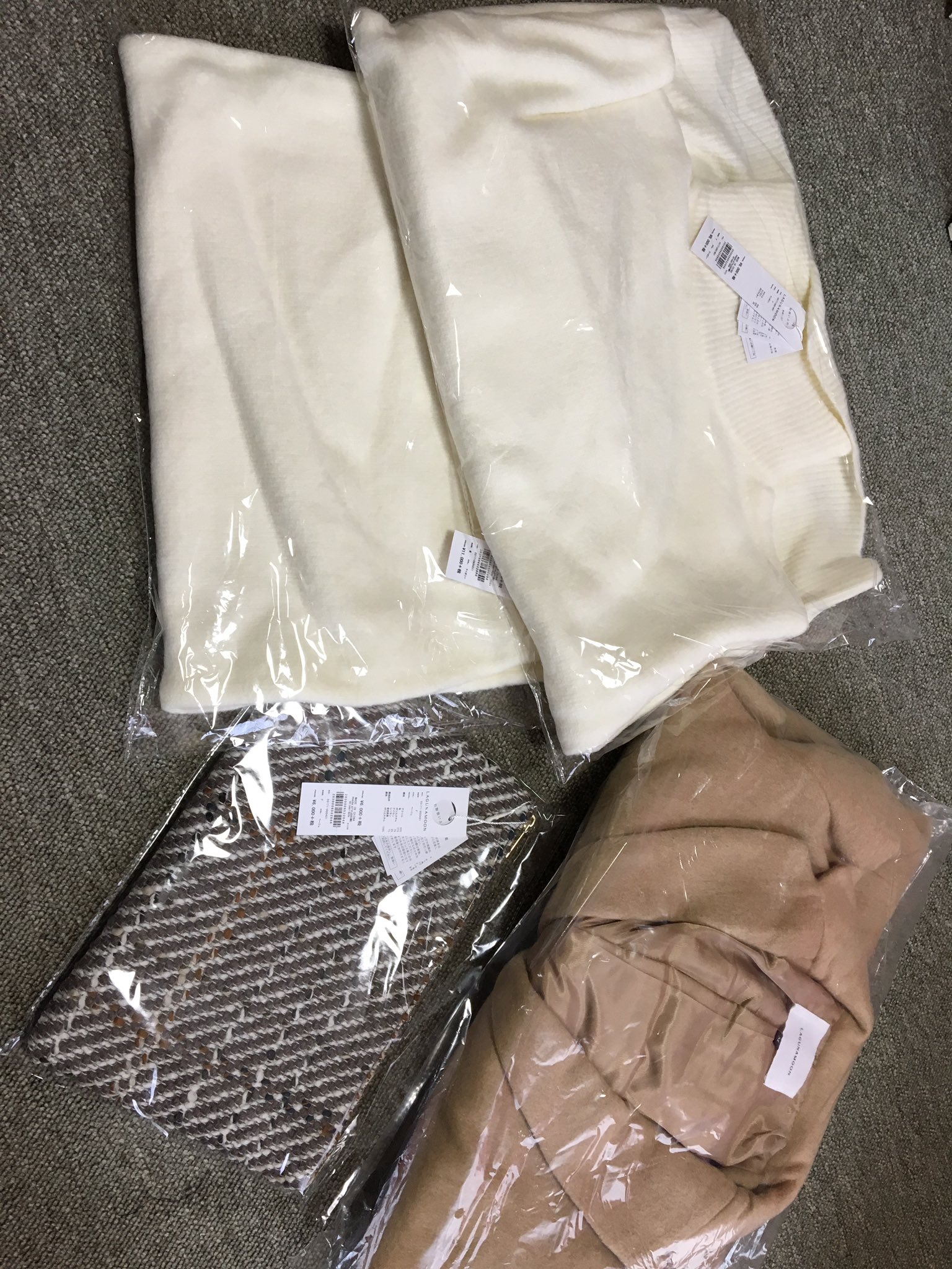 画像 Lagunamoonの福袋 コートの色選べたしセットアップ欲しかったから嬉しい バックの色ベージュはコートに合わせてるのかな T Co Matomehub まとめハブ