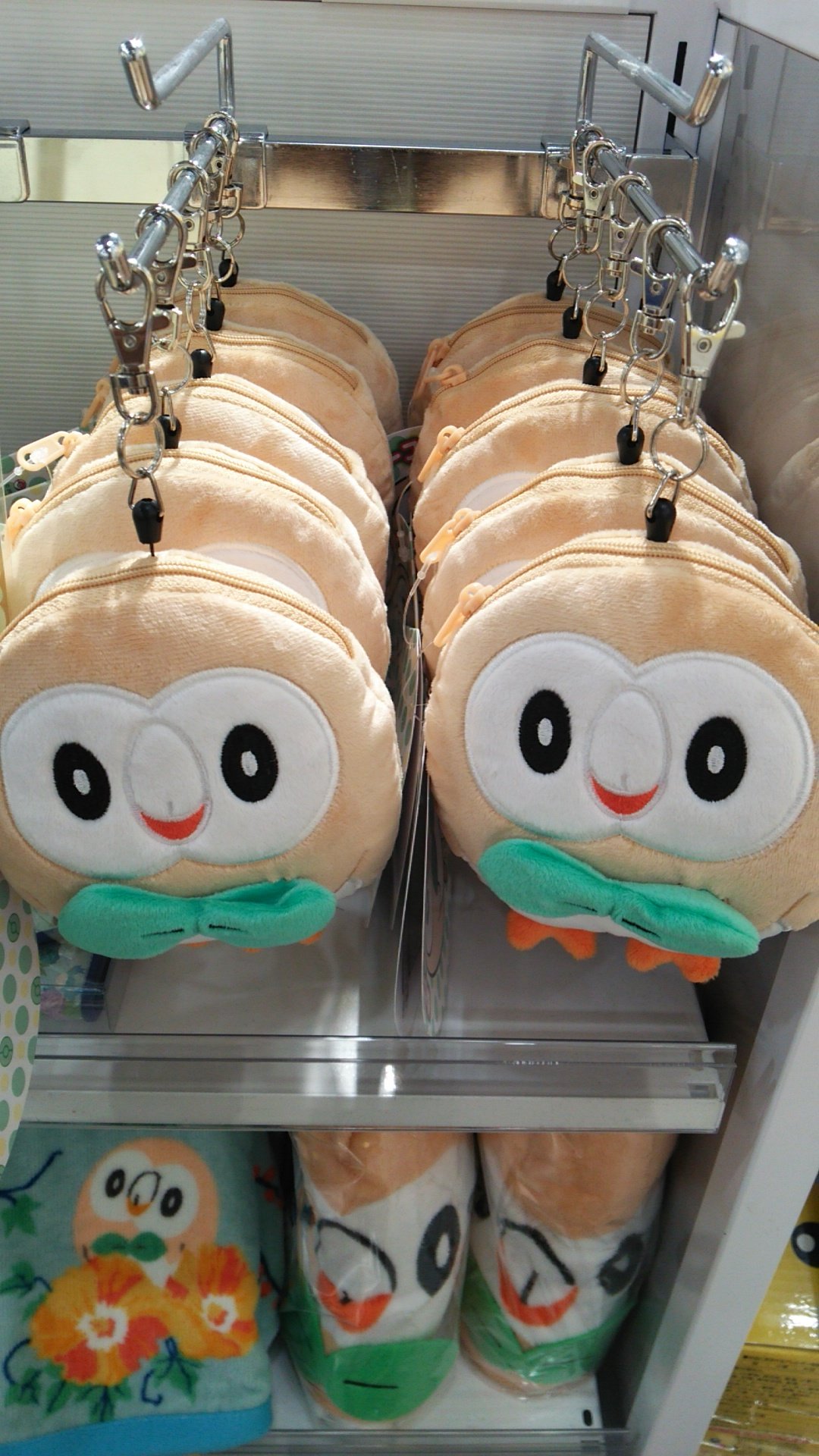 O Xrhsths ぼたん Fgo天草love ハロ嫁2回参列済み ゼロティーコラボカフェ ポアロ 3回目来店 Sto Twitter ポケモンサンムーン ポケモン モクロー 地元のポケモンストアにはまだモクローぬいぐるみやパスケースなと他に キテルグマのぬいぐるみはあるのに