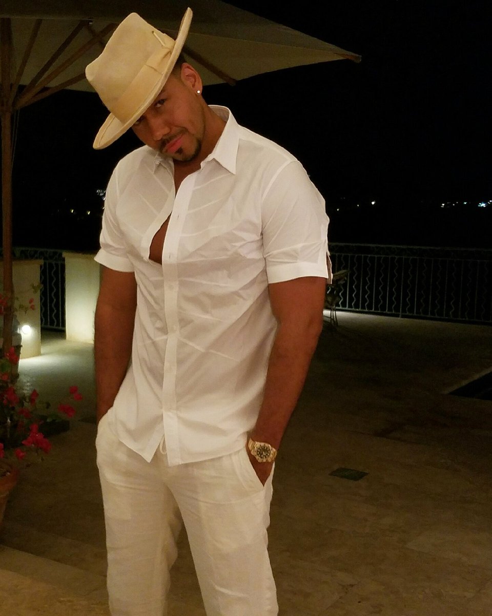 RomeoSantosPage's tweet photo. Ultimo post del año...mil bendiciones a todos https://t.co/X3aeRlBMRH