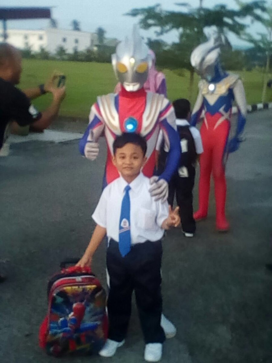 hafizhadis's tweet photo. Betapa besarnya pengorbanan cikgu ni nak tarik minat budak2 darjah 1 ke sekolah 😁👍🏻 daebak!
Batu pahat johor! https://t.co/tKnzLkCCNF