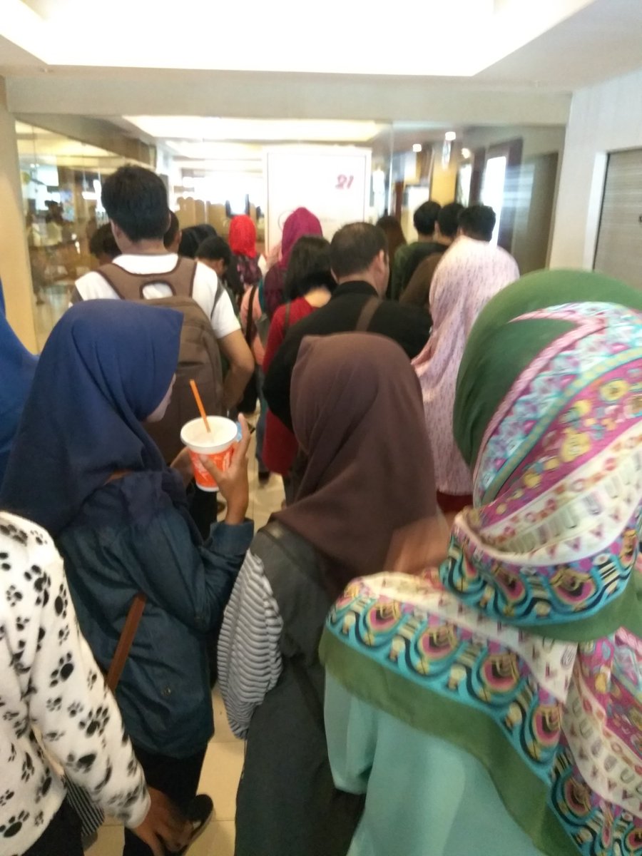 Sumpah... antriannya depan belakang kanan kiri full..untung cpt datang jdi dpt antrian tengah deh... hehehe
Hangout time bang <a href="/radityadika/">raditya dika</a>