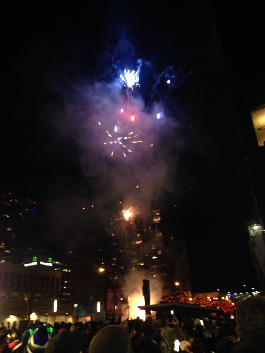 Melimel540's tweet image. 16th Street Mall fireworks show! #Denver #5280Love