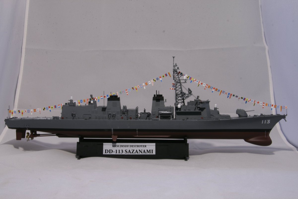 90MBT's tweet photo. 今日は元旦と言う事で、1/350さざなみに満艦飾を施しました！これで365日満艦飾が眺められます(^o^)国旗と自衛艦旗は早目に用意します… https://t.co/rFHIc8MgNb