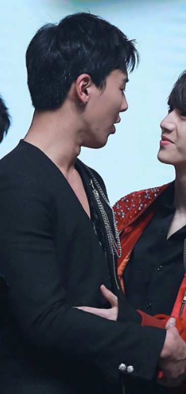mue_chalanda's tweet photo. ขอโทษที่ไม่ได้โฟกัสวอนโฮ ก็ดูสิเค้ามีโอบมียิ้มกรุ้มกริ่มให้กันด้วยค่ะ #SHOWNU #MARK #SHOWMARK หรือ #MARKNU 😂😂😂 เรือผีพี่มาแล้ว https://t.co/23X53A9EQ4