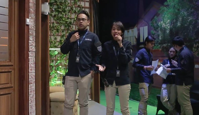 IrwanLkt21's tweet image. Mau tau kolaborasi #TeamKarin &amp;amp; #TeamGista?
@TheEast_NET Spesial Tahun Baru 2017 Ep 195 mlm ini pkl 18:00 @netmediatama #TheEastTahunBaru