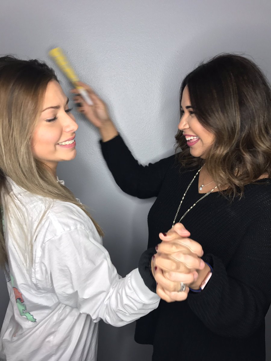 MariahAlexisW's tweet photo. happy new year!! cannot wait to see what 2017 has in store!!! &amp; hopefully  me &amp; @ChelseaJayye will learn how to not be so dysfunctional 🎉 https://t.co/bS0kjwn2gc