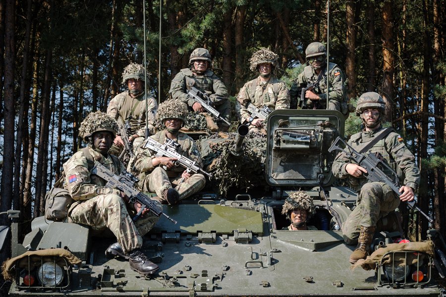 BritishArmy's tweet image. Happy New Year to all our supporters #happynewyear #2017 #newyearsresolution