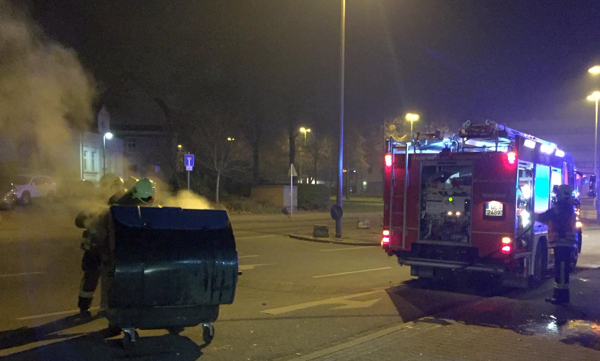 FWGelsenkirchen's tweet photo. 180 Einsätze in 24 Stunden. Die Silvesterbilanz der #Feuerwehr #Gelsenkirchen. #silvester1617 #fwge https://t.co/bh5038Dmcf https://t.co/Ef929IPbC3