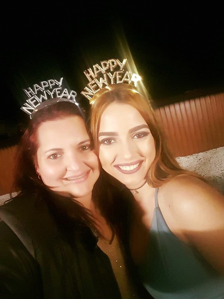 _azaleaa18's tweet photo. I wouldn't trade this family for the world ❤️ #HAPPYNEWYEAR #2017imready https://t.co/JvGKlQpLMk