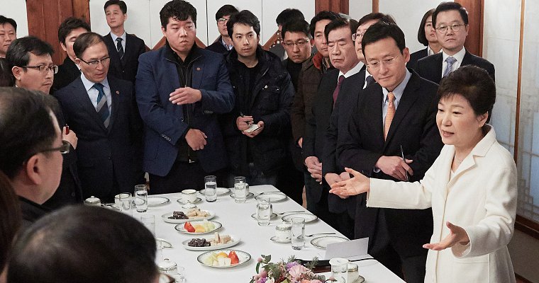 새해 첫날 기자들 만난 박근혜
촬영 금지, 녹음 금지, 노트북 금지 된 상황에서 기자들 손에는 취재수첩과 볼펜이 들려 있다.
사진은 청와대가 직접 촬영해서 언론에 제공했다.
[사진더보기] omn.kr/lzwi
#박근혜탄핵 #청와대