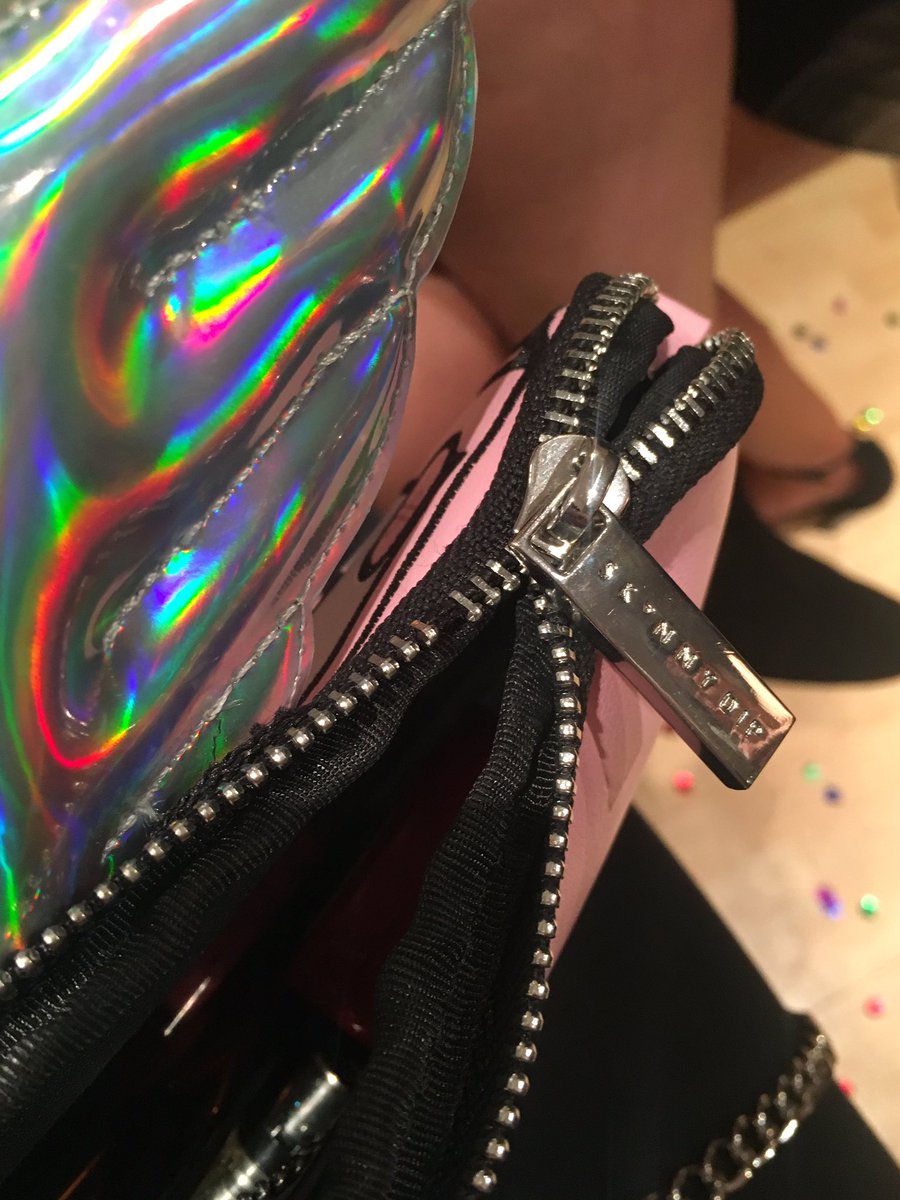 romesft's tweet image. second time out and it's broke 😭 so gutted #skinnydip #skinnydiplondon @thesimpsons #brokenzip 😭😭😭💔💔💔