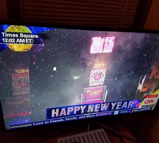 jayoung3292's tweet photo. Happy New Year everyone! Here's to a great 2017! #2017imready https://t.co/fzGwHjNIzt