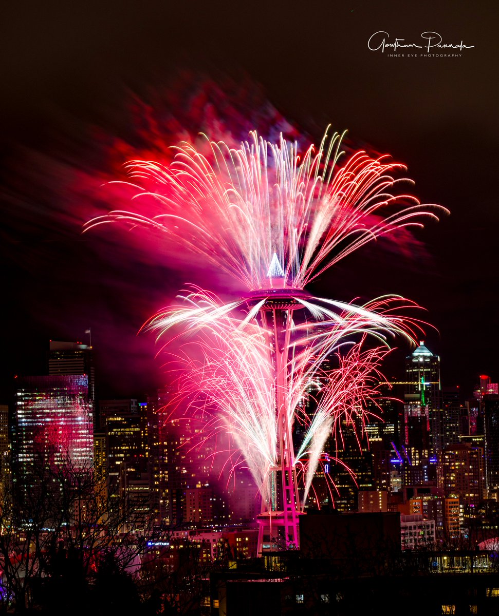 InnerEyePhotog's tweet photo. Happy New Year 2017 #NYESeattle #NYE2017 #SpaceNeedle #Fireworks #KerryPark #KOMOLOZ @seattlecenter @space_needle https://t.co/hXZ3hvsfZq