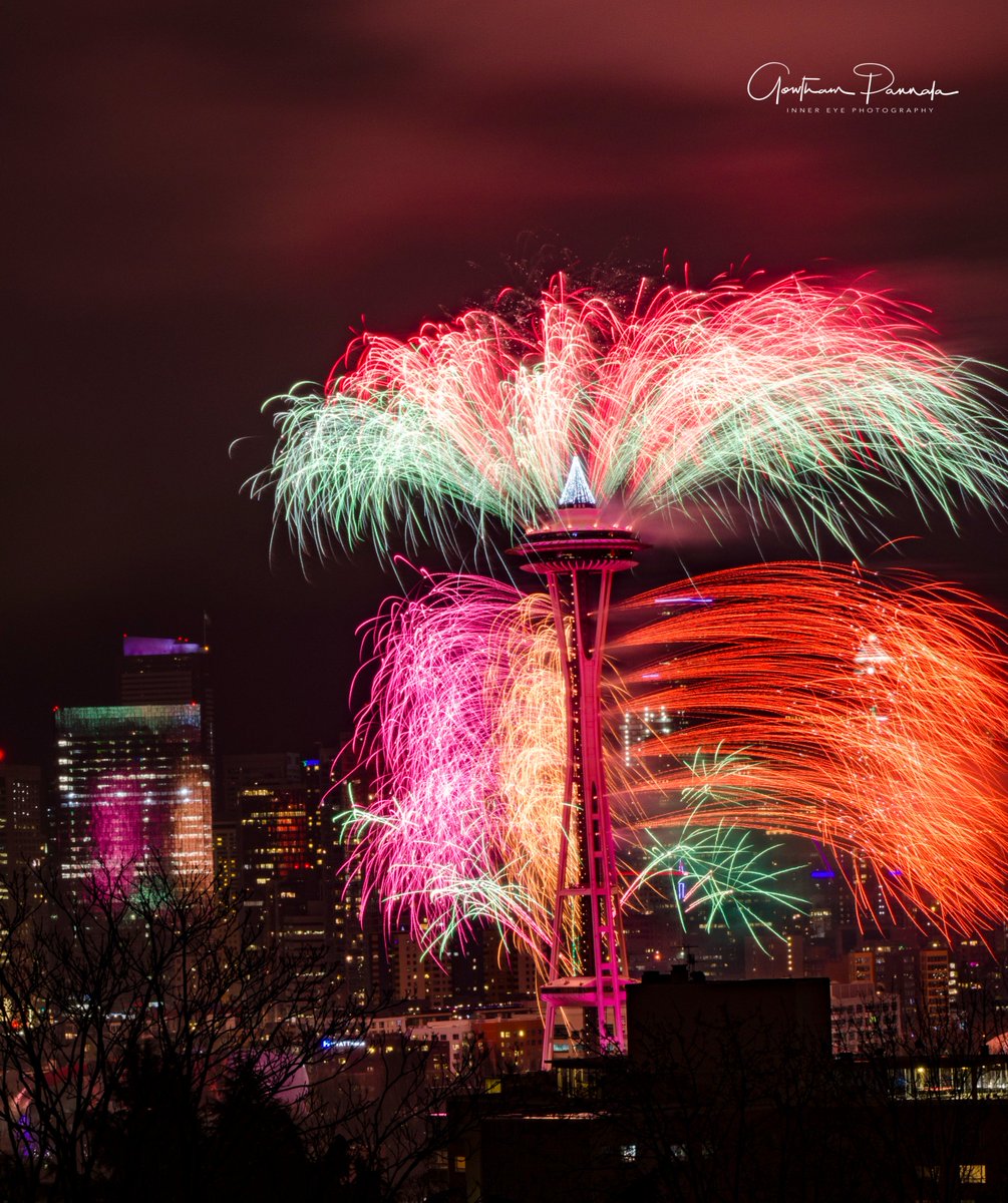 InnerEyePhotog's tweet photo. Happy New Year 2017 #NYESeattle #NYE2017 #SpaceNeedle #Fireworks #KerryPark #KOMOLOZ @seattlecenter @space_needle https://t.co/hXZ3hvsfZq