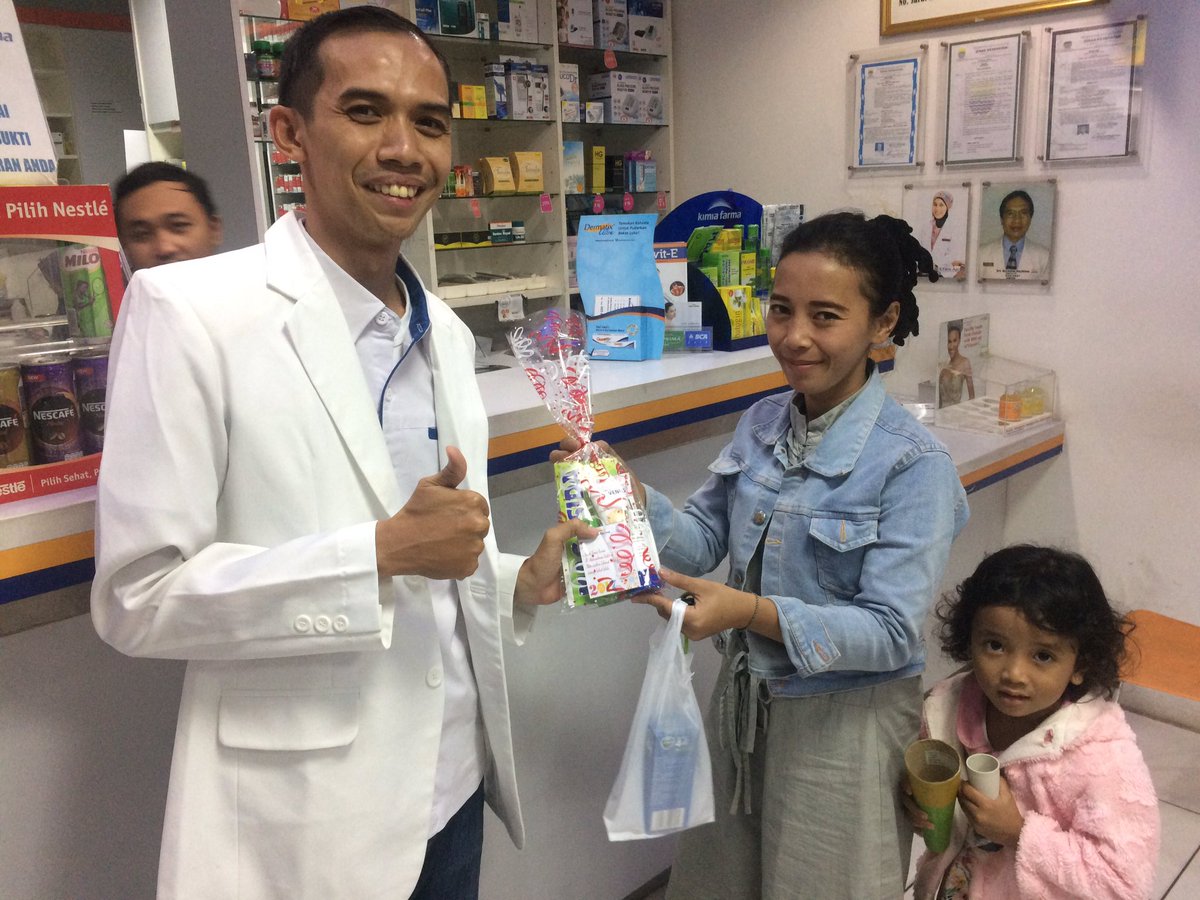CikiditPoppunk's tweet photo. Surprise Gift from Apotek @kimiafarma204 bandung to our customer
@KimiaFarmaCare @KemenBUMN @infobdg #KimiaFarmaExperience #NewYear2017 https://t.co/7xNxYohXVy