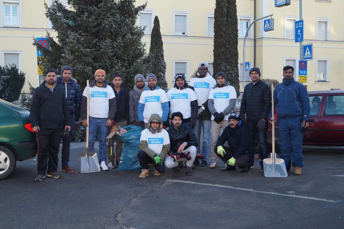 MKABayern's tweet image. Die #AhmadiyyaJugend der Städte Kempten/Buchloe reinigt heute den Silvestermüll aus Liebe zu ihrem Heimatland Deutschland #Neujahrsputz2017