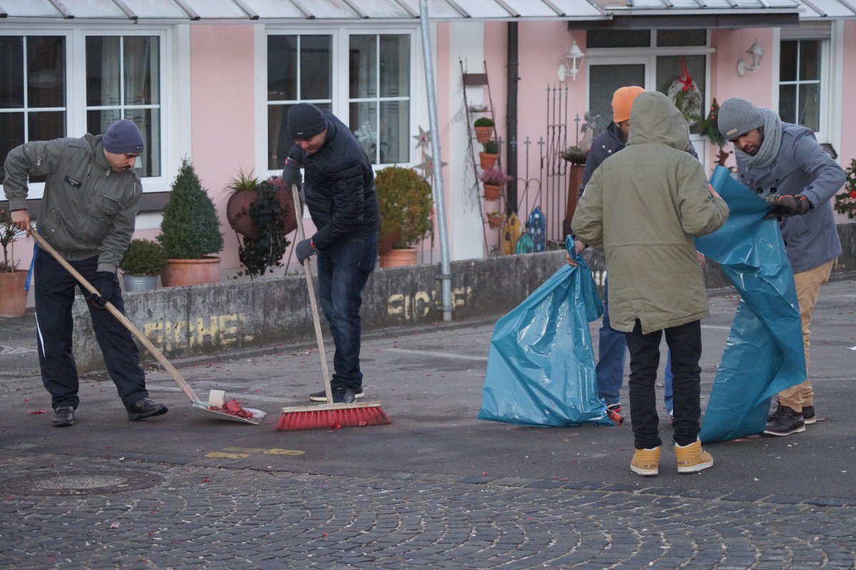 MKABayern's tweet image. Die #AhmadiyyaJugend der Städte Kempten/Buchloe reinigt heute den Silvestermüll aus Liebe zu ihrem Heimatland Deutschland #Neujahrsputz2017