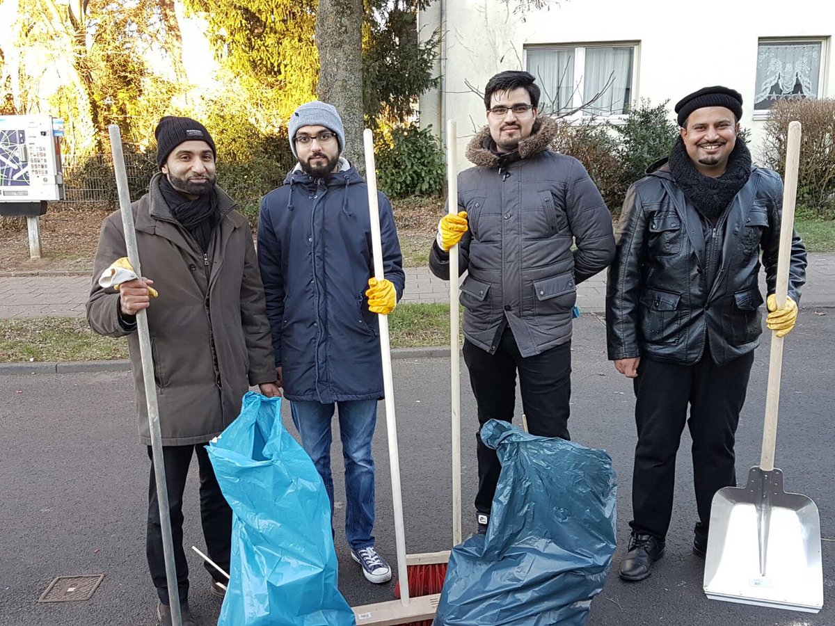 AhmadiyyaJugend's tweet image. Auch in #Aachen befreit die #AhmadiyyaJugend die Straßen vom Silvestermüll. #Neujahrsputz2017