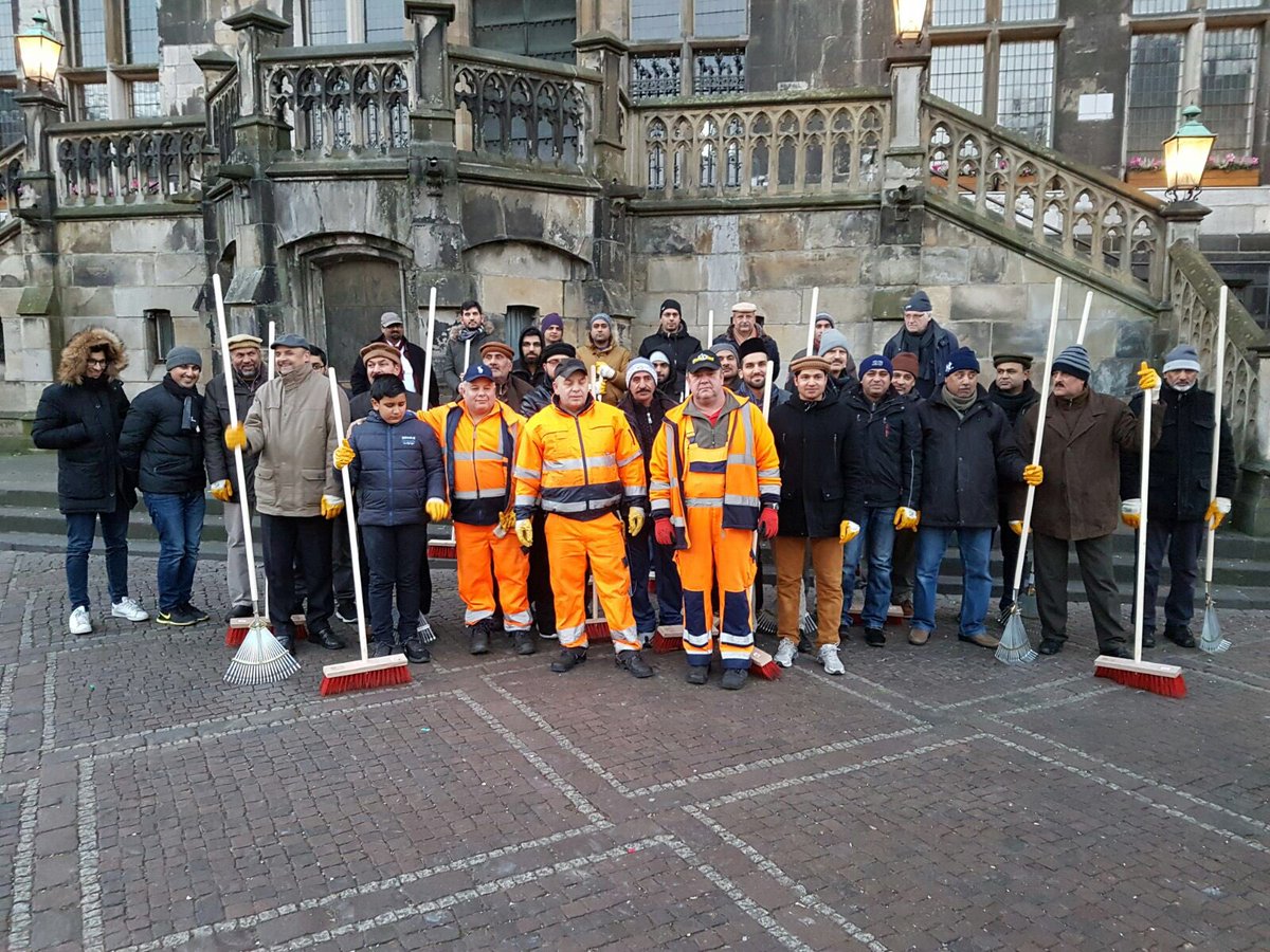AhmadiyyaJugend's tweet image. Auch in #Aachen befreit die #AhmadiyyaJugend die Straßen vom Silvestermüll. #Neujahrsputz2017