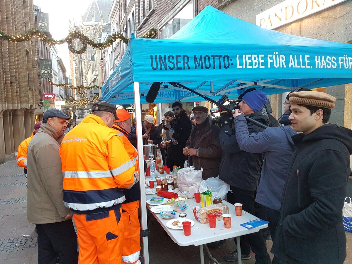 AhmadiyyaJugend's tweet image. Auch in #Aachen befreit die #AhmadiyyaJugend die Straßen vom Silvestermüll. #Neujahrsputz2017