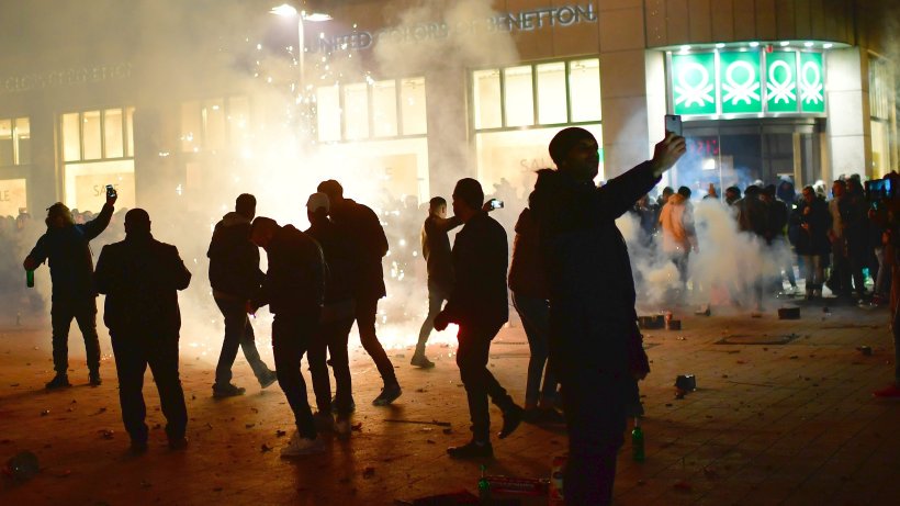 abendblatt's tweet photo. Polizei und Feuerwehr: Silvesterraketen: Mehrere Verletzte im Norden https://t.co/2kPPIhFEZG #New_Articles https://t.co/DlQjbYWlbc