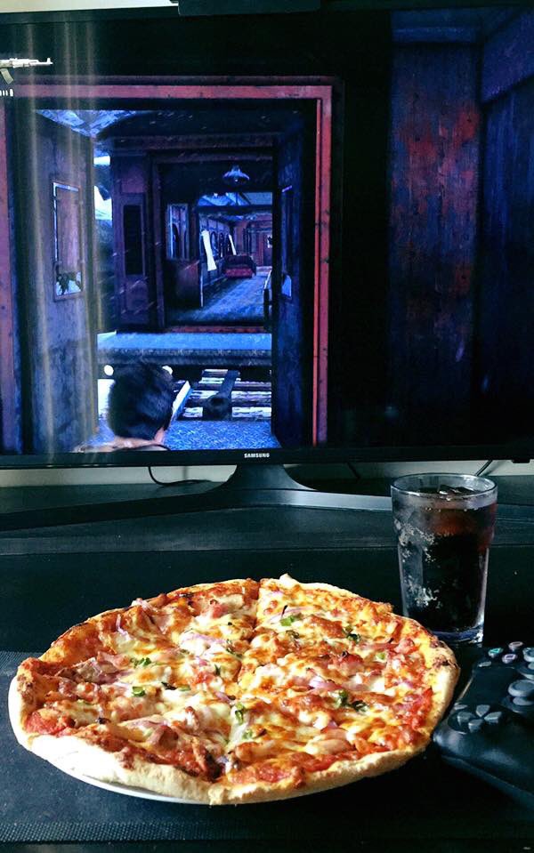 thegamerdads's tweet image. So spoilt tonight. My wife made me pizza &amp;amp; said I could play during dinner. #RareOccurrence #LikeTheOldDays #Holidays #Uncharted2 #PS4