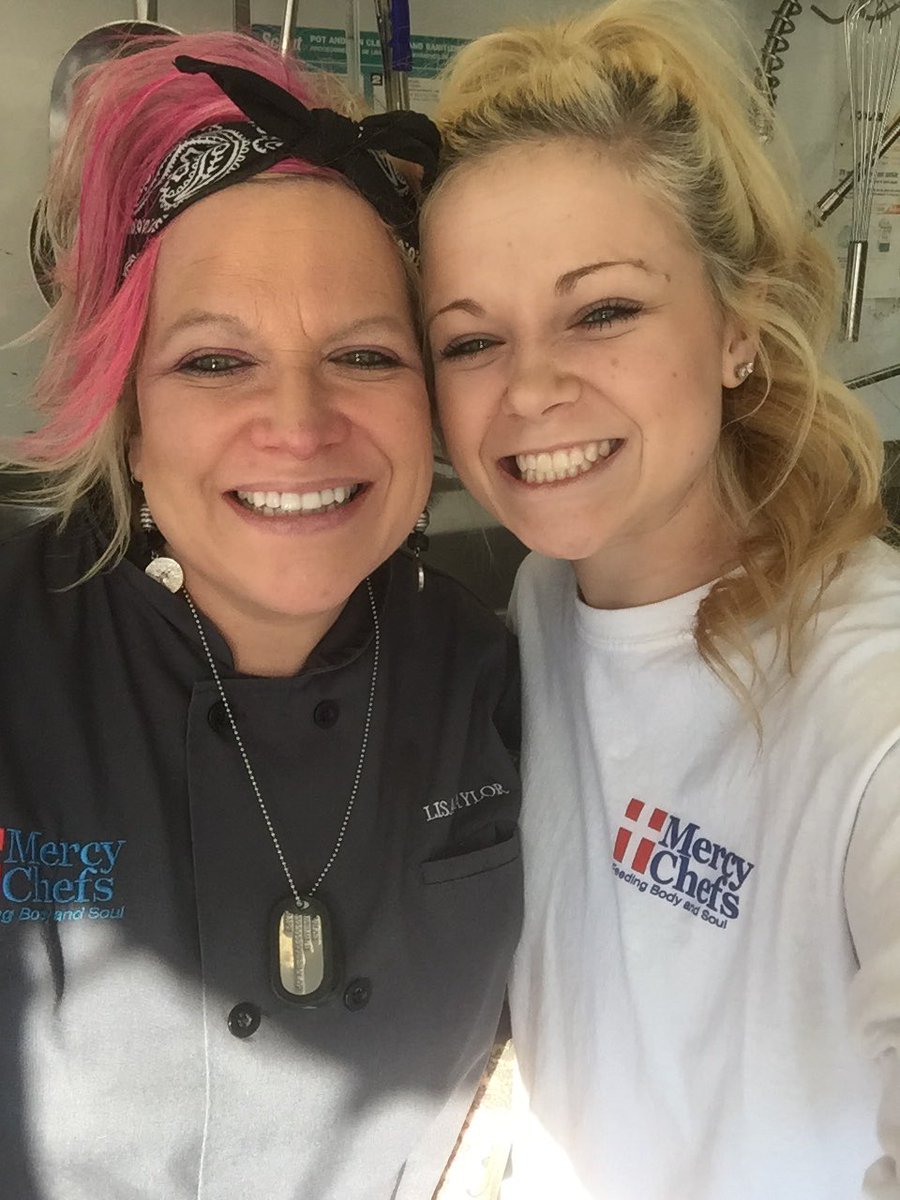 naysabemies's tweet photo. Brought in the new year feeding veterans and their families. So blessed! #mercychef https://t.co/t0MjNbqUUf