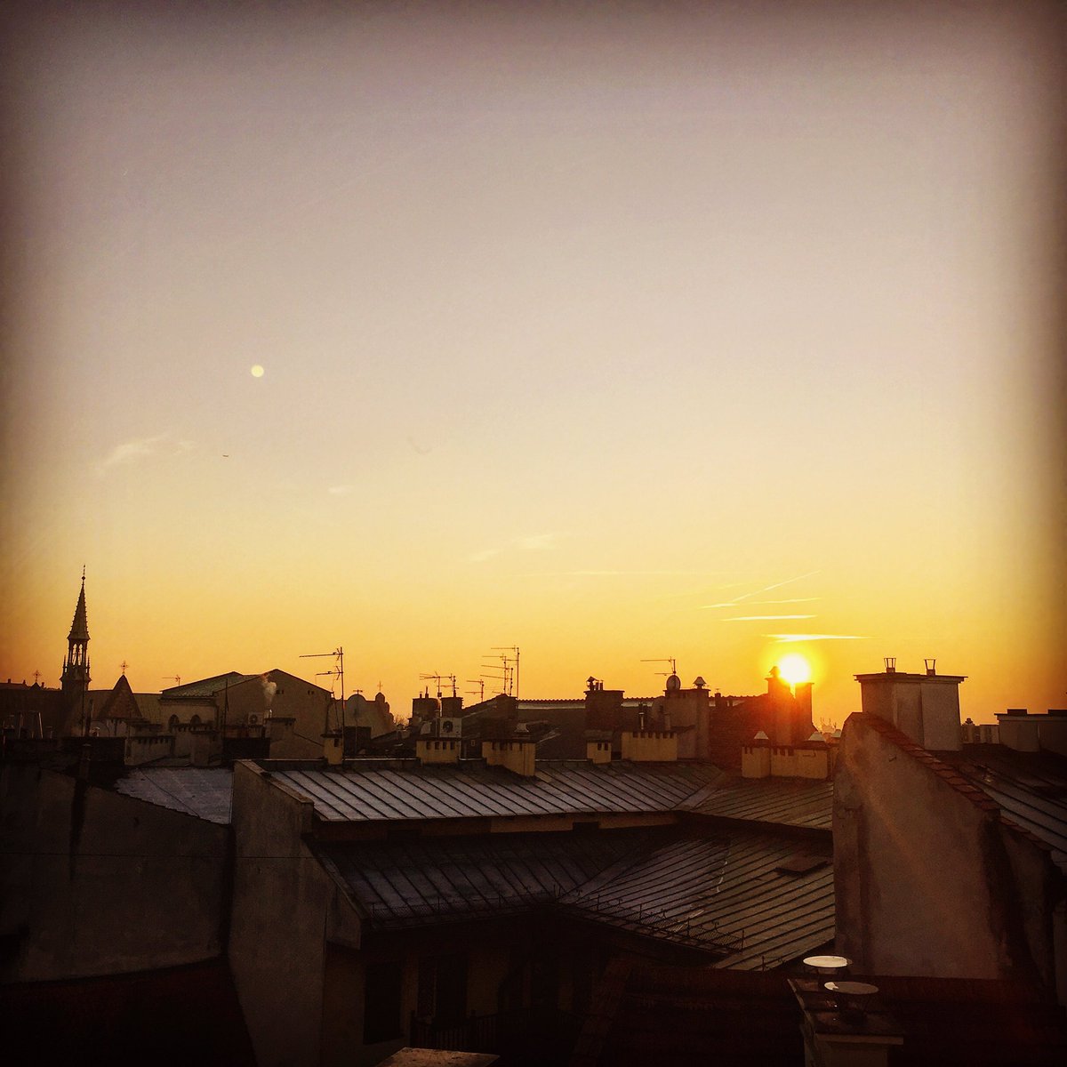 LadyPozzallo's tweet image. #krakow by the #rooftop #firstsunset