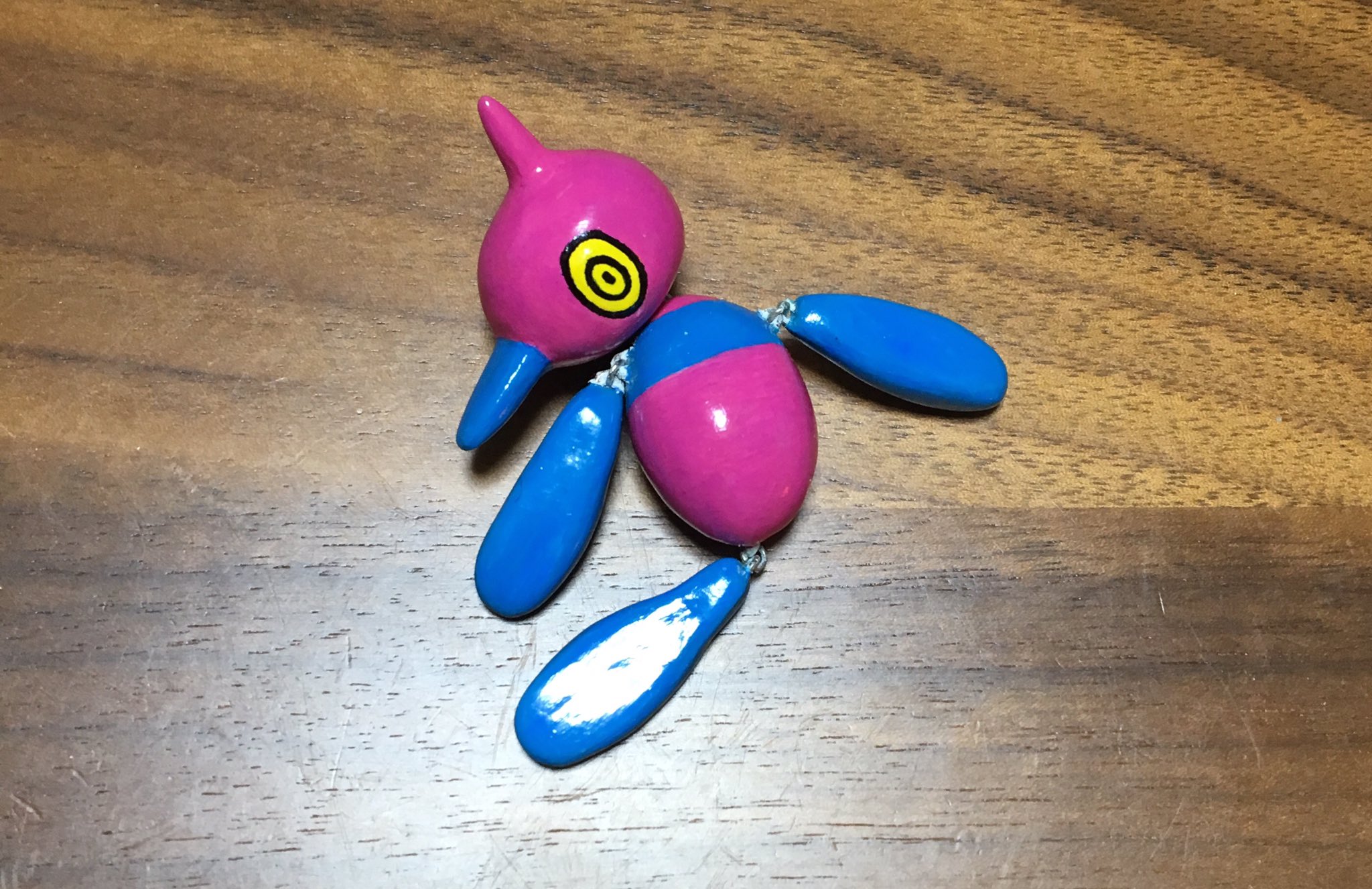 わたし 粘土細工のその後1 一番最初に作ったポリゴンz 100均の石粉粘土 で造形し つや出しニスで仕上げました 約７年が経過しましたが ひび割れや光沢がなくなる等の劣化は見られず ただ 粘土に埋め込んだ丸カンが錆びたのか 白い粉が出てきて
