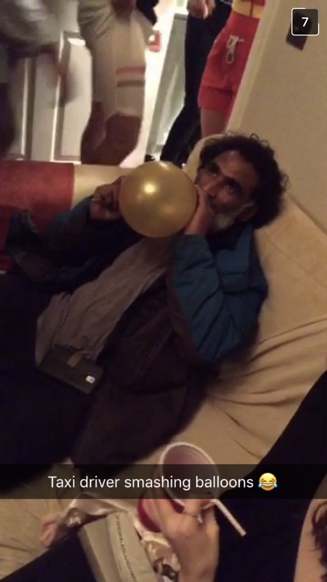 heygeorge_'s tweet image. Imagine a taxi driver turning up to your NYE house party doing balloons and rolling a blunt 😂