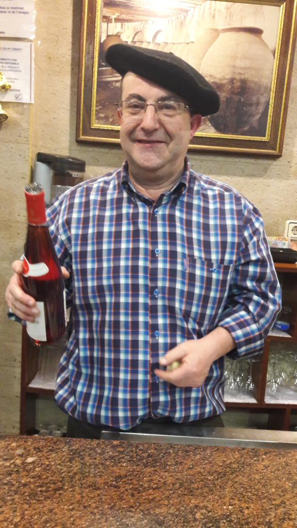RufinoCorralDaz's tweet photo. Ayer desde las 8 de la mañana hasta la 11 de la noche en el bar sin parar de trabajar y siempre con una sonrisa. #EjemploASeguir #BarDeModa https://t.co/VZ7shRSN7f