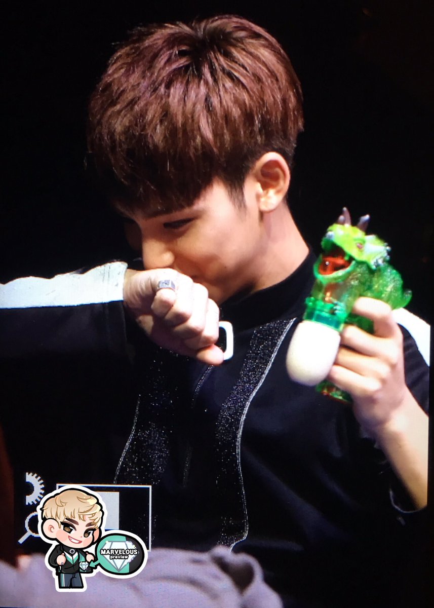 Marvelous_MG's tweet photo. 170101 신촌팬싸
@pledis_17 #SEVENTEEN #세븐틴 #Mingyu #민규 
비누방울하나에 이렇게 귀여울일😂 https://t.co/WVVNAniapE